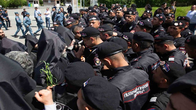 Ermenistan'da protestolar: hükümet ve kilise karşı karşıya